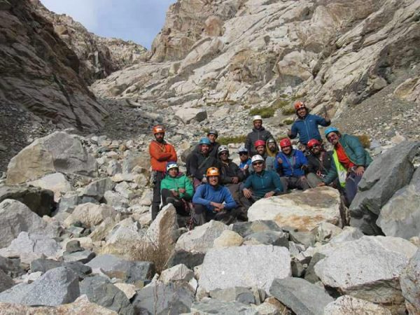 foto de los asistentes al seminario en el entorno rocoso de Chacay 