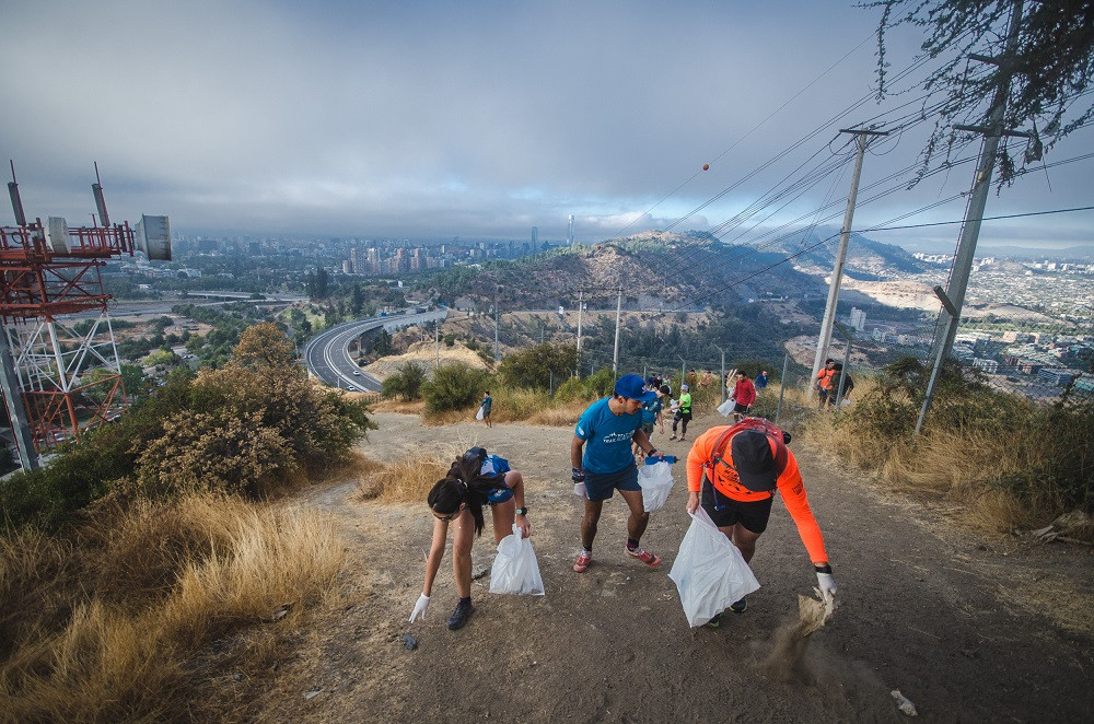 El plogging consiste en ir recogiendo basura mientras los deportistas corren por los cerros.