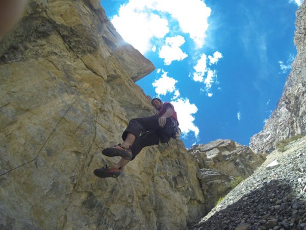 Poeta Vidal descendiendo de las cadenas de lo que fuera la final del campeonato de roca del 2014