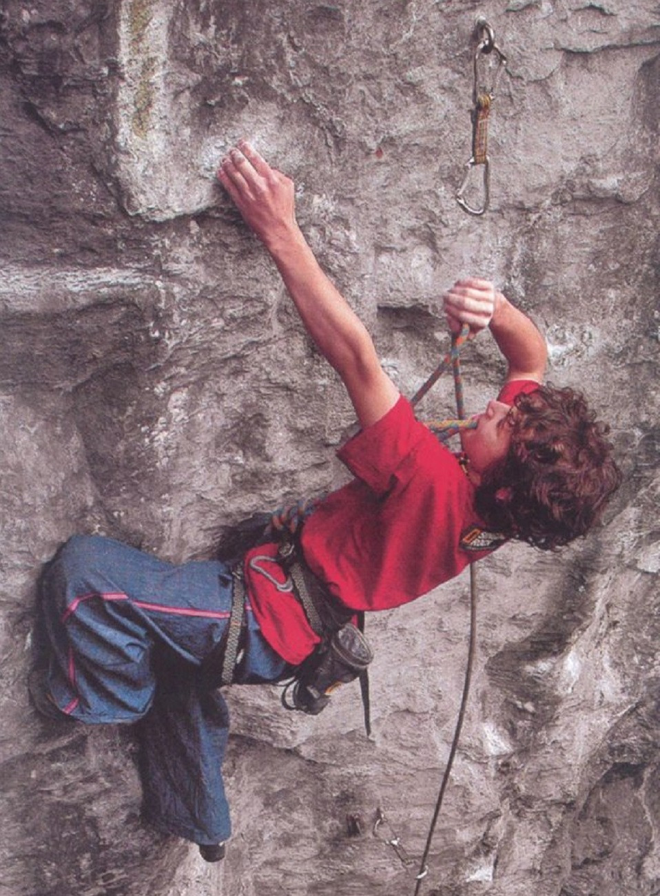Escalada de magnesio en manos de un atleta en un centro de boulder